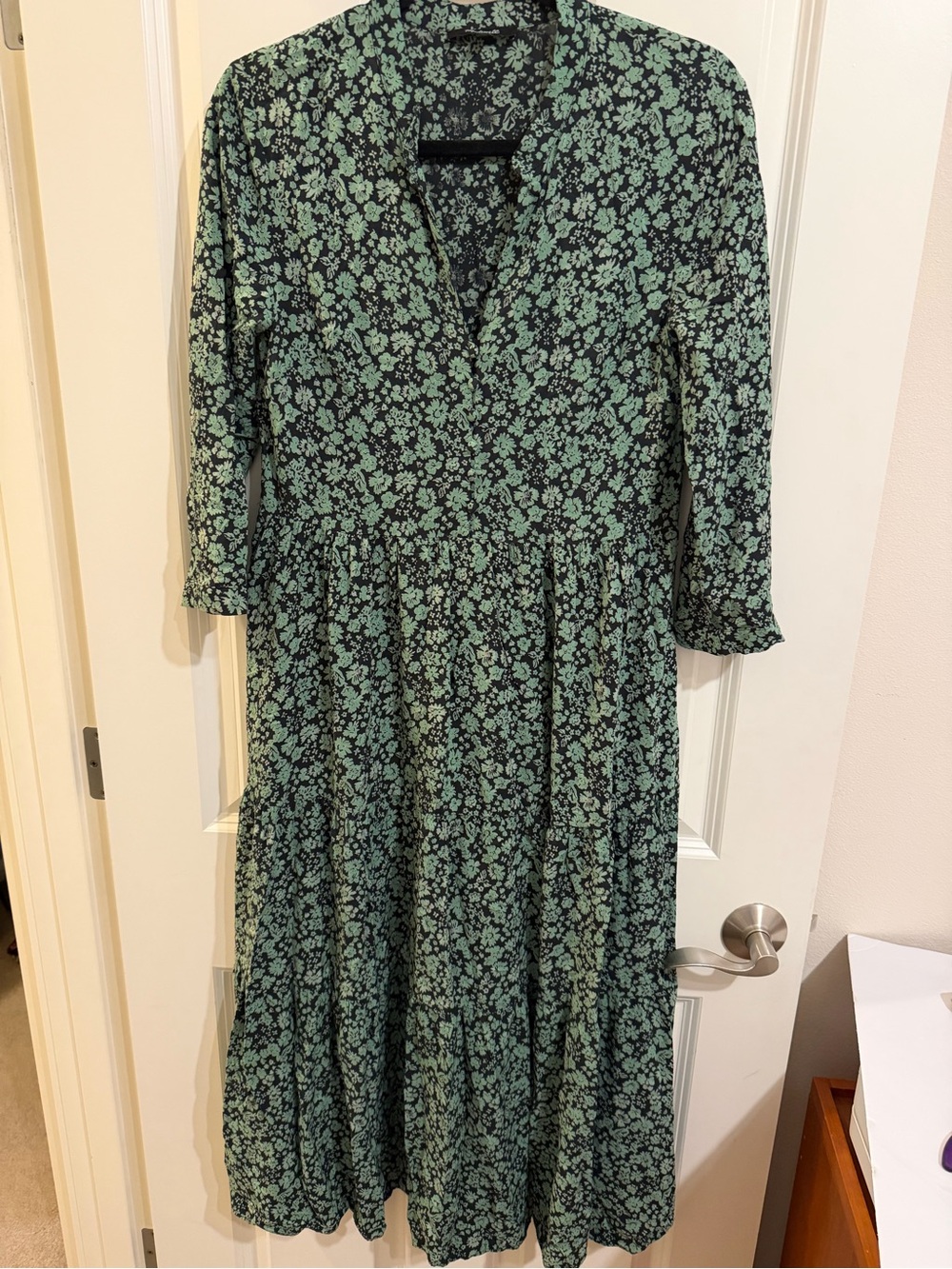 Madewell button front tiered midi dress in fleur field pale evergreen, size xs